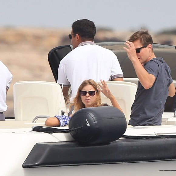 La princesse Beatrice d'York et son compagnon Dave Clark à Ibiza, le 7 août 2015. Ils ont pu profiter de l'hospitalité des yachts gigantesques Eclipse et Rising Sun, propriétés respectives de Roman Abramovich et Bob Iger.