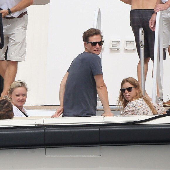 La princesse Beatrice d'York et son compagnon Dave Clark à Ibiza, le 7 août 2015. Ils ont pu profiter de l'hospitalité des yachts gigantesques Eclipse et Rising Sun, propriétés respectives de Roman Abramovich et Bob Iger.