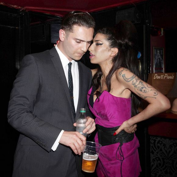 Amy Winehouse et Reg Traviss à Leicester Square, Londres. Le 13 juillet 2010