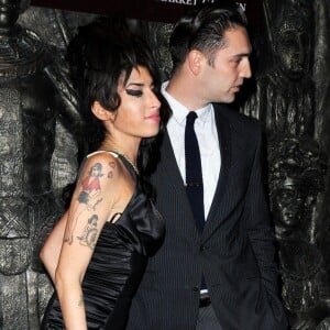 Amy Winehouse et Reg Traviss au restaurant Shaka Zulu à Londres, le 4 août 2010