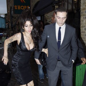Amy Winehouse et Reg Traviss à la sortie du restaurant Shaka Zulu à Londres, le 4 août 2010