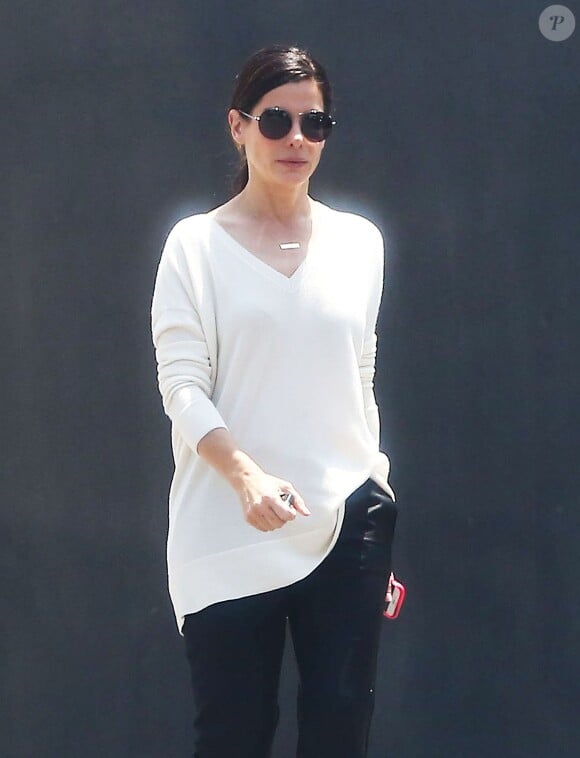 Exclusif - Sandra Bullock se rend dans la galerie d'art "Kohn Gallery" à Hollywood, le 2 juin 2015. 