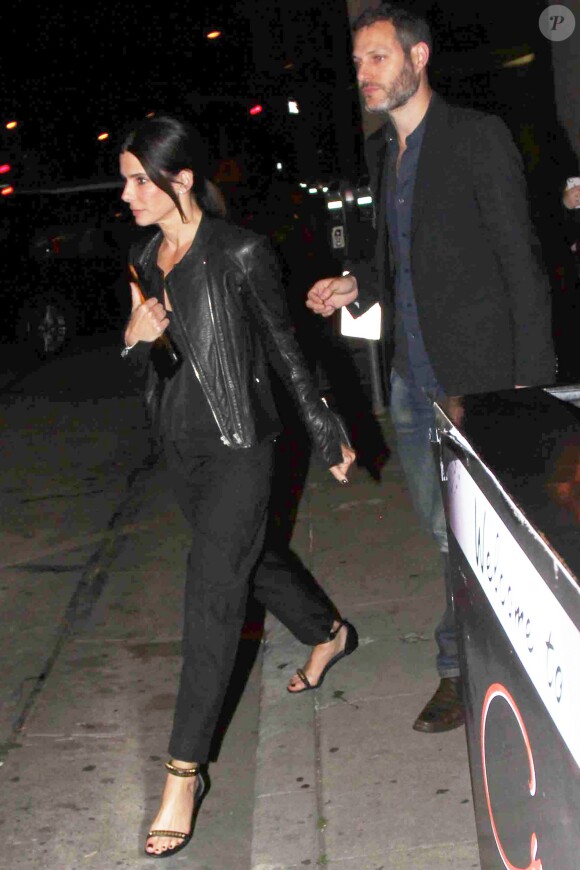 Sandra Bullock et un mystérieux homme à West Hollywood, Los Angeles, le 12 mars 2014.