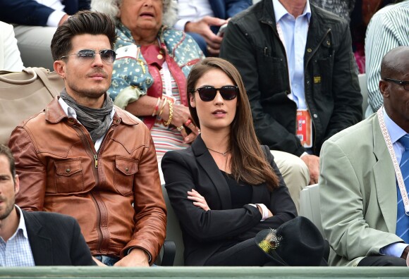 Vincent Niclo et une amie - People dans les tribunes lors du tournoi de tennis de Roland-Garros à Paris, le 28 mai 2015.  