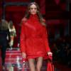 Versace opte pour des couleurs flashy, et propose des ensembles rouges, lors de son défilé collection prêt-à-porter Automne-Hiver, le 27 février 2015 à Milan