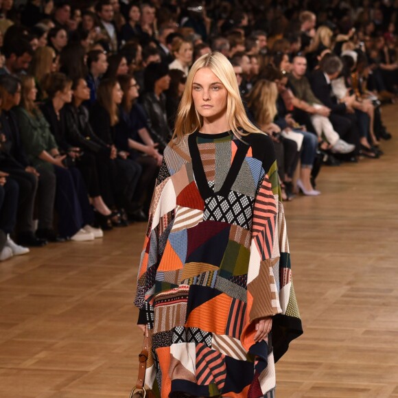 Poncho et motifs géométriques chez Chloe lors du défilé prêt-à-porter collection automne-hiver 2015/2016, à Paris le 8 mars 2015