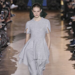 Tout en gris chez Stella McCartney, pendant son défilé collection prêt-à-porter Automne-Hiver, le 9 mars 2015 à Paris 