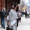 Tout en gris, Kendall adopte le total look avec un pull et pantalon Sally Lapointe, des escarpins Saint Laurent et un sac Marc Jacobs, le 31 mars 2015 à New York