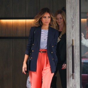 Jessica Alba est superbe dans son pantalon taille haute corail de la marque Alice + Olivia, avec un tee-shirt marinière A.L.C, un blazer bleu marine, et des chaussures Prada, le 15 avril 2015 à New York