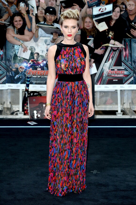 Scarlett Johansson a aussi choisi les motifs géométriques sur sa combinaison pantalon, pour la première du film Avengers : l'ère d'Ultron, le 21 avril 2015  à Londres