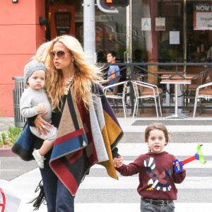 Rachel Zoe, une fois de plus en poncho Burberry à formes graphiques et jean flare, ici accompagnée de ses deux fils, le 25 avril 2015 à Los Angeles