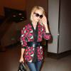 Rosie Huntington-Whiteley arrive à l'aéroport dans une veste kimono graphique Isabel Marant et marque sa taille avec une grosse ceinture Isabel Marant, le 13 mai 2015 à Los Angeles