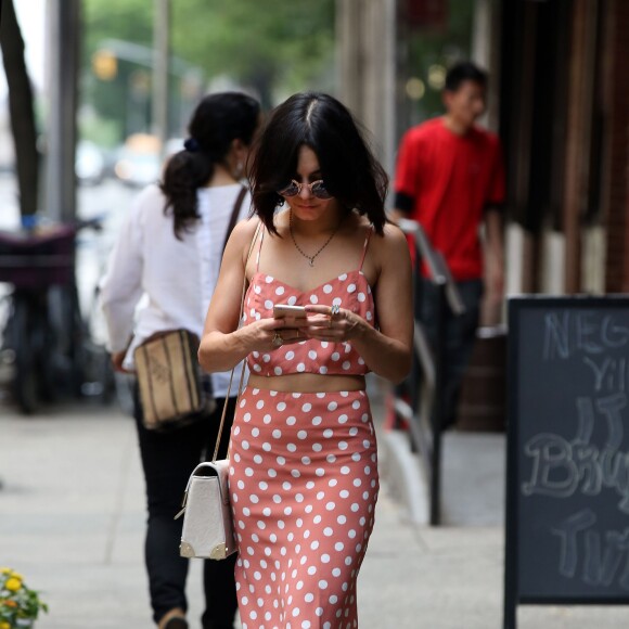 Vanessa Hudgens choisit la jupe taille haute, dans un ensemble à pois et des chaussures Valentino, le 17 mai 2015 à New York