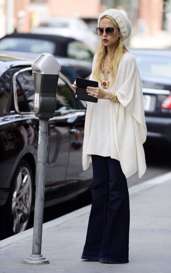 Rachel Zoe, la célèbre styliste, opte pour un poncho blanc, accompagné d'un jean flare, le 26 mai 2015 à Los Angeles