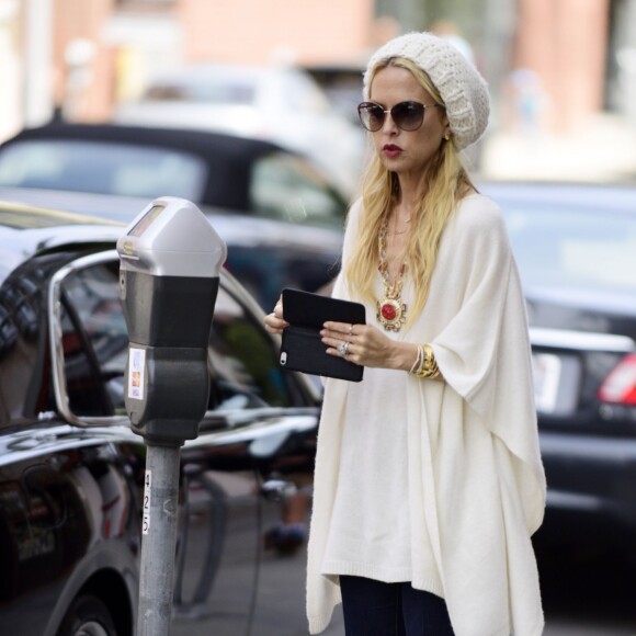 Rachel Zoe, la célèbre styliste, opte pour un poncho blanc, accompagné d'un jean flare, le 26 mai 2015 à Los Angeles