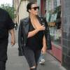  Kim Kardashian, adepte des looks monochromes, ici en total look noir, avec une veste BLK Denim, un jean de la marque J Brand et des chaussures Tom Ford, le 1er juin 2015 à New York