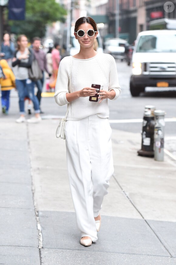 Lily Aldridge opte pour le blanc de la tête aux pieds avec un pull de la marque J Brand, un pantalon Chloe, des chaussures Tabitha Simons et un petit sac Céline, le 1er juin 2015 à New York