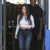 Kourtney Kardashian en jean taille haute Frame, tee-shirt crop-top et escarpins Louboutin, le 3 juillet 2015 à Los Angeles 