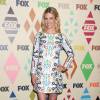 January Jones embrasse la tendance seventies dans sa robe à motifs pour la FOX Summer TCA All Star Party, le 6 août 2015 à Los Angeles