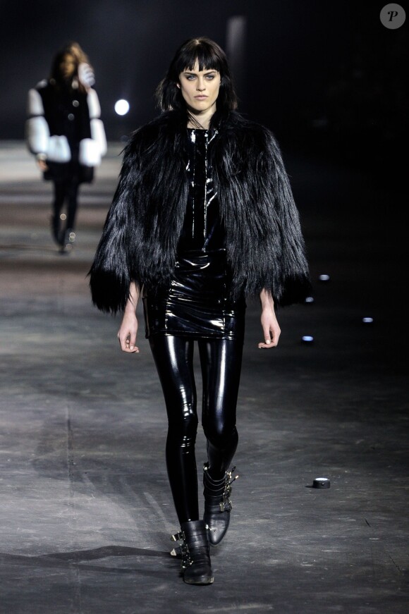 Philipp Plein a créé des looks all black chics et modernes pour son défilé prêt-à-porter collection automne-hiver, à Milan le 25 février 2015