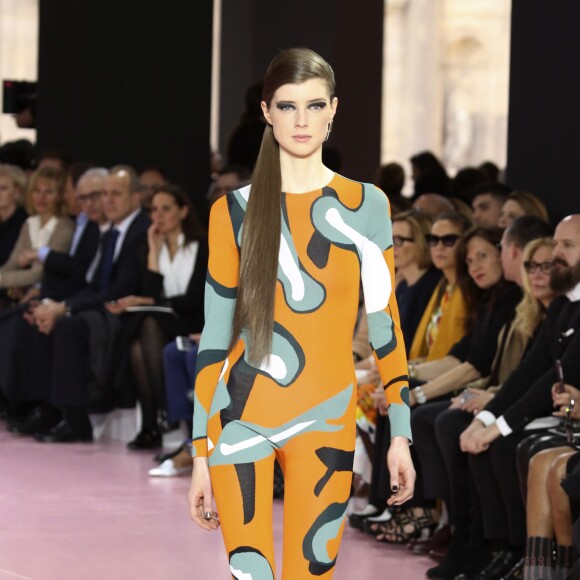Ambiance psychédélique au défilé Dior, avec cette combinaison de la collection prêt-à-porter automne-hiver 2015/2016, à Paris le 6 mars 2015