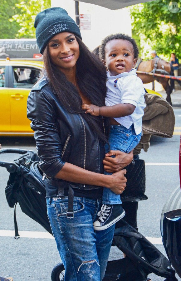 Ciara looks et son fils Future à New York, le 12 août 2015.