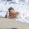 Le mannequin Kayla Lewis en pleine séance photo pour 138 Water sur une plage de Malibu, le 12 juillet 2015.