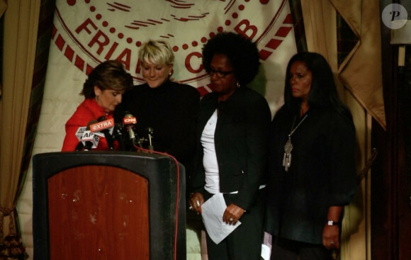 Charlotte Fox et ''Elizabeth'', deux victimes présumées de Bill Cosby, ont raconté en août 2015 lors d'une conférence de presse les viols qu'elles disent avoir subi du comédien.