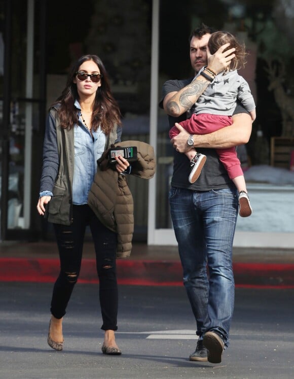 Exclusif - Megan Fox et son mari Brian Austin Green se promènent avec leur fils Noah à Bel Air, le 15 décembre 2014.  