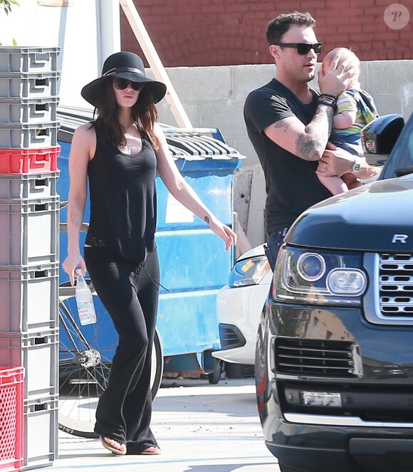 Exclusif - Megan Fox et son mari Brian Austin Green sortent du restaurant "Le Pain Quotidien" avec leur fils Bodhi à Los Angeles, le 10 octobre 2014