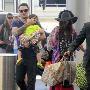 Exclusif - Megan Fox et son mari Brian Austin Green prennent un vol à l'aéroport de Los Angeles avec leurs fils Noah et Bodhi, le 24 août 2014.