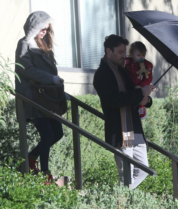 Exclusif - Megan Fox (enceinte) et son mari Brian Austin Green emmenent leur fils Noah dejeuner au restaurant "Beverly Glen Plaza" a Beverly Glen, le 7 decembre 2013 
