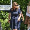 Exclusif - Caitlyn Jenner (Bruce Jenner) donne la main à un homme qui l'aide car Caitlyn Jenner porte des talons en allant au restaurant Villa à Woodland Hills, le 27 juillet 2015