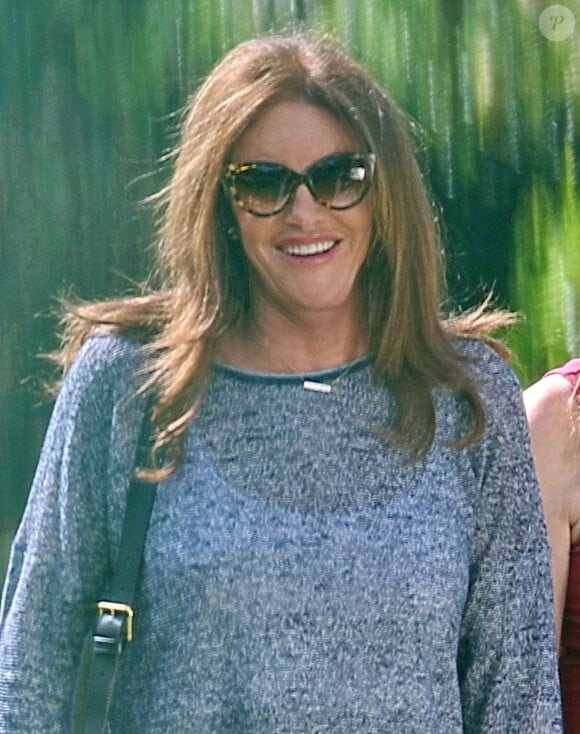 Exclusif - Caitlyn Jenner (Bruce Jenner), enfin libre et heureuse, sur le tournage de son émission de télé-réalité "I am Cait" dans les jardins japonais de l'hôtel Four Seasons à Westlake Village, le 22 juillet 2015.