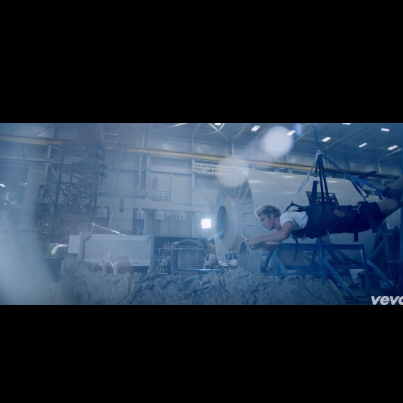 One Direction dévoile le clip de son nouveau single Drag Me Down sur Youtube.