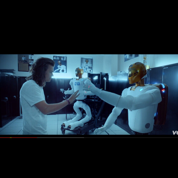 One Direction dévoile le clip de son nouveau single Drag Me Down sur Youtube.