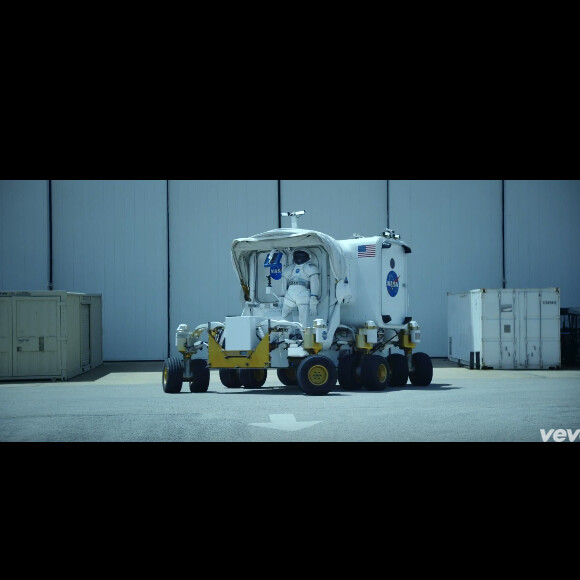 One Direction dévoile le clip de son nouveau single Drag Me Down sur Youtube.