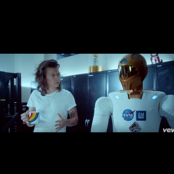 One Direction dévoile le clip de son nouveau single Drag Me Down sur Youtube.