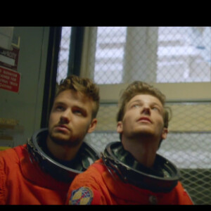 One Direction dévoile le clip de son nouveau single Drag Me Down sur Youtube.
