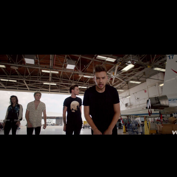One Direction dévoile le clip de son nouveau single Drag Me Down sur Youtube.