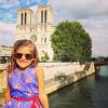 Anja, la fille aînée d'Alessandra Ambrosio, prend la pose devant Notre Dame de Paris