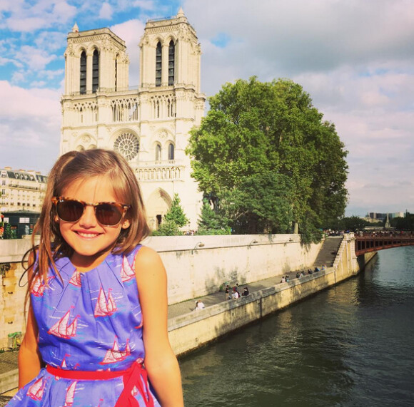 Anja, la fille aînée d'Alessandra Ambrosio, prend la pose devant Notre Dame de Paris