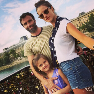 Le top Alessandra Ambrosio passe du bon temps en famille à Paris. Août 2015