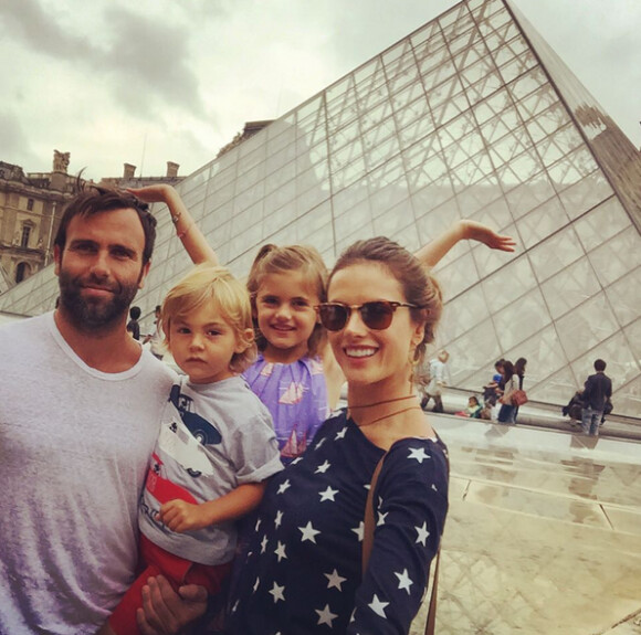 Le top Alessandra Ambrosio passe du bon temps en famille à Paris. Août 2015