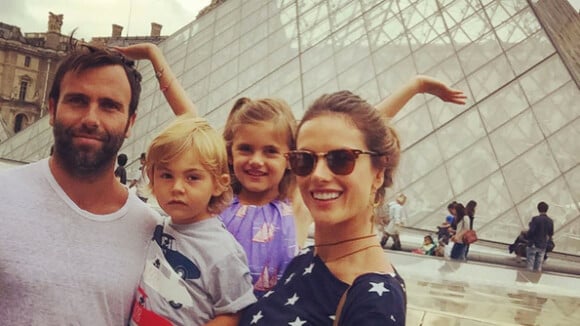 Alessandra Ambrosio : A Paris en famille, elle joue la touriste !