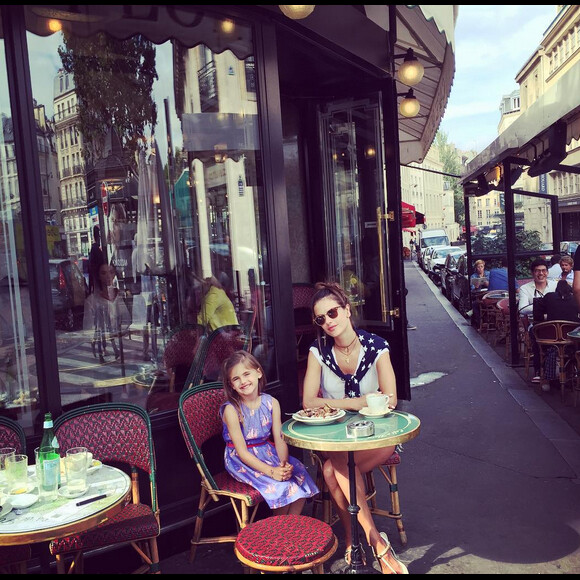 Le top Alessandra Ambrosio passe du bon temps en famille à Paris. Août 2015