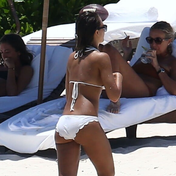 Exclusif - Jessica Alba et son mari Cash Warren en vacances sur la plage à Cancun, Mexico, le 15 août 2015.