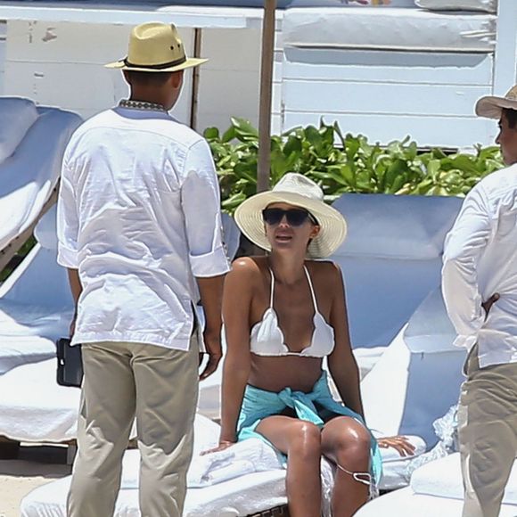 Exclusif - Jessica Alba et son mari Cash Warren en vacances sur la plage à Cancun, Mexico, le 15 août 2015.