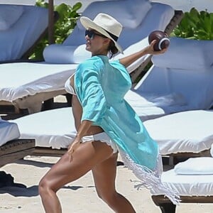 Exclusif - Jessica Alba et son mari Cash Warren en vacances sur la plage à Cancun, Mexico, le 15 août 2015.