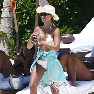 Exclusif - Jessica Alba et son mari Cash Warren en vacances sur la plage à Cancun, Mexico, le 15 août 2015.